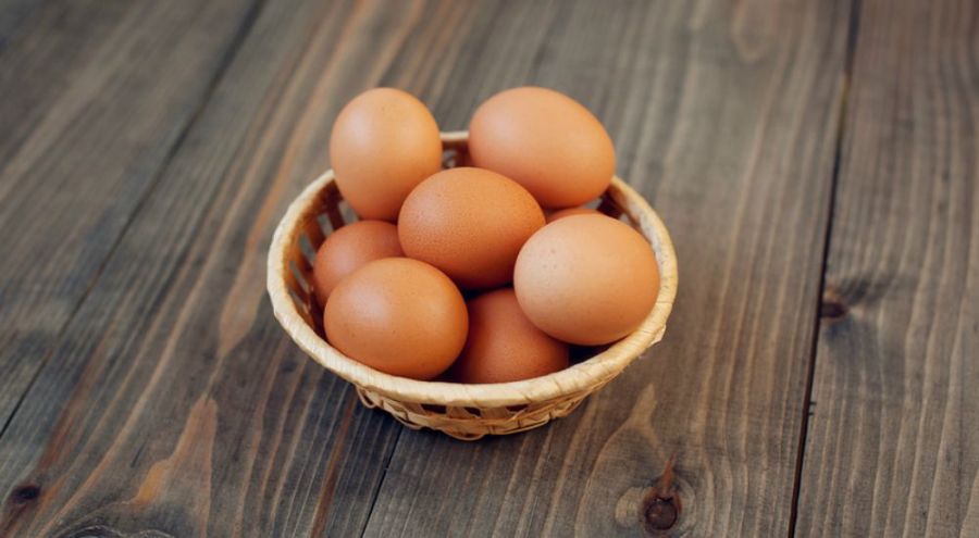 œuf frais dans un bol