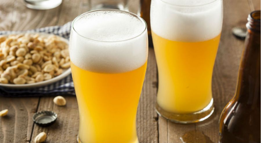 Pintes de bière blonde et cacahuètes 