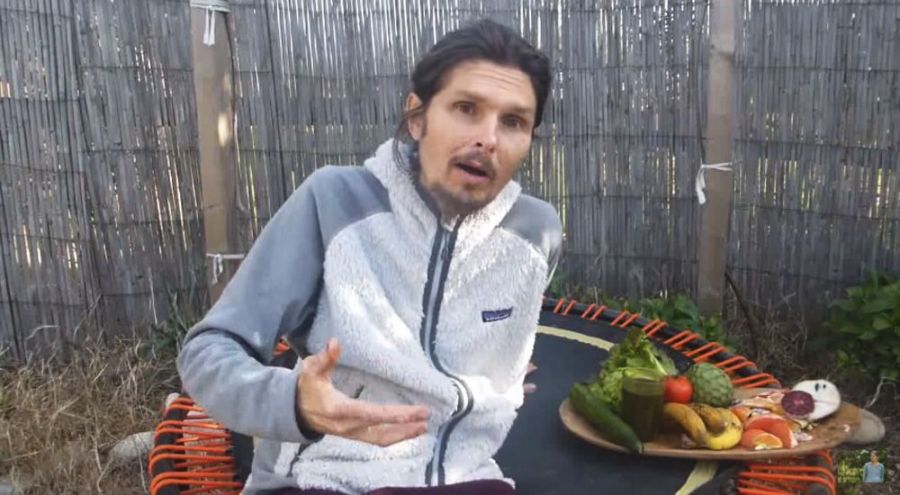 Thierry Casanovas : les jus de légumes, mieux qu’une assurance santé Thierry casanovas à côté d'un plateau de fruits et jus de légumes.