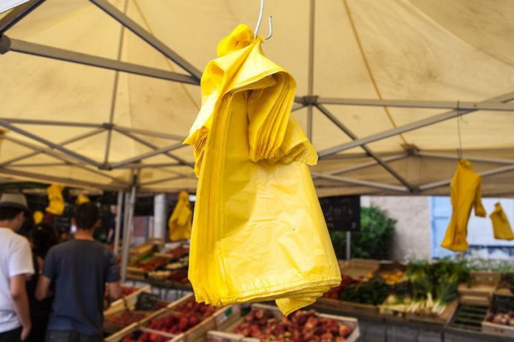 des sacs plastiques jaunes mis à disposition dans un marché 