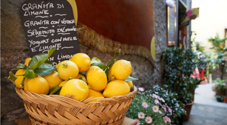 des citrons dans un panier en Italie