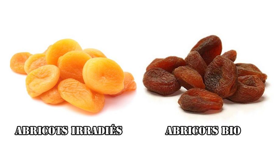 des abricots secs non bio de couleur orange mis à coté d'abricots secs bio de couleur brune