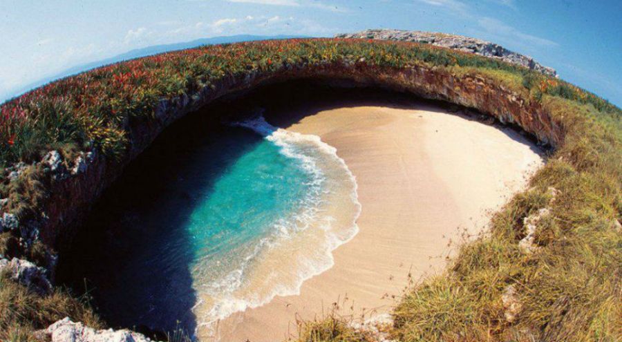Une plage dans un trou de rochers