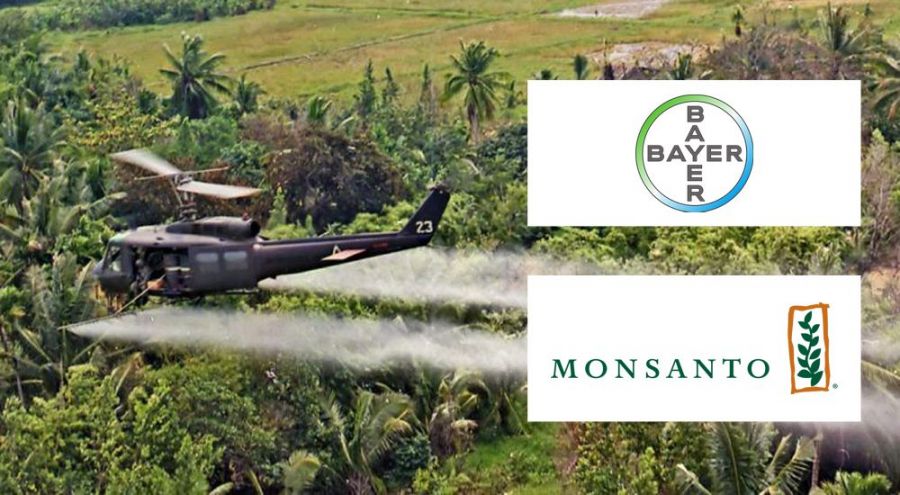 Hélicoptère faisant un épandage de pesticide