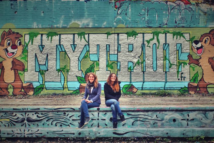 Les créatrices du site MyTroc.fr devant un mur de tag