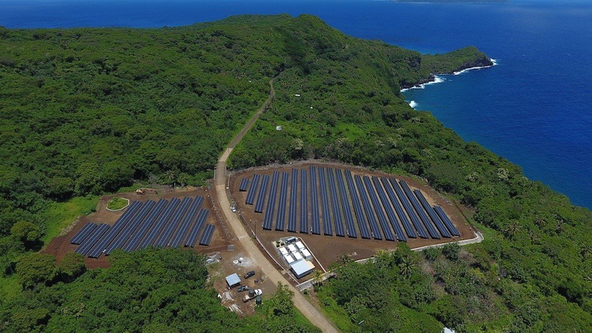des panneaux photovoltaïques sur l'île de Ta'u