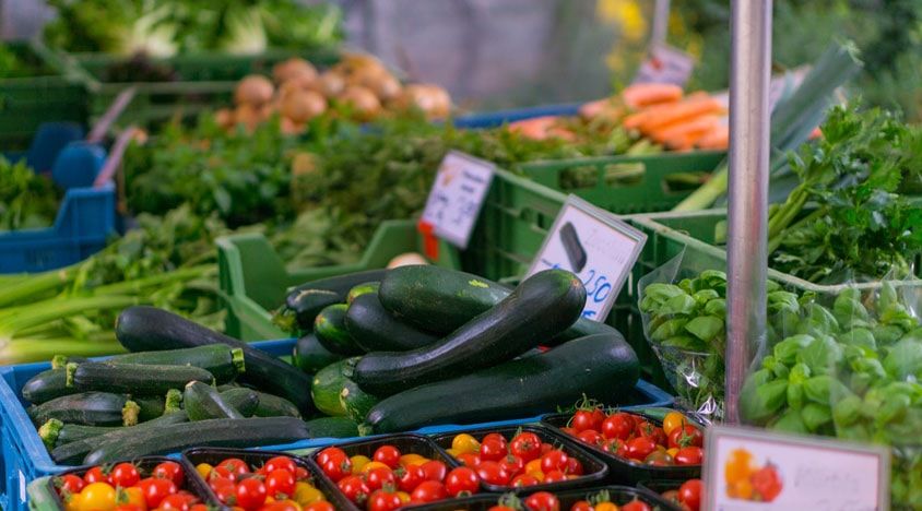 des fruits et légumes sur un marché