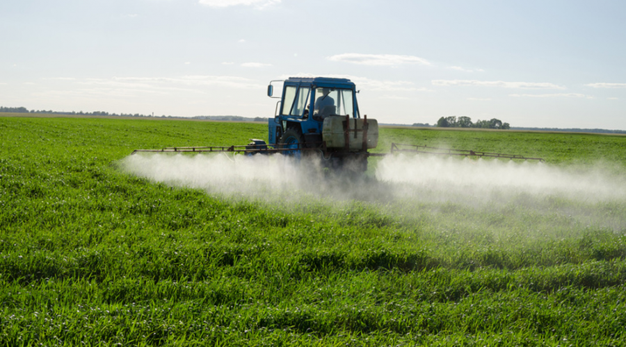 épandage de pesticides dans un champs