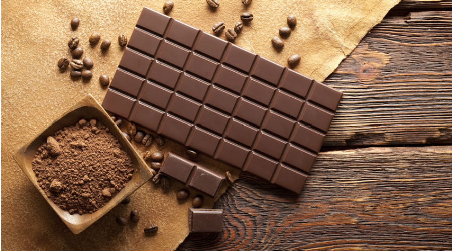 une tablette de chocolat et du cacao en poudre bon pour le cerveau