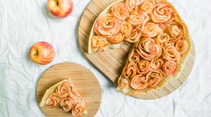 une tarte aux pommes en forme de bouquet de roses