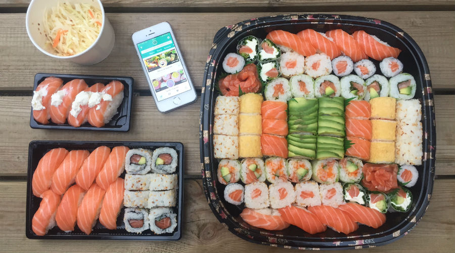 plateaux de sushi maki et téléphone
