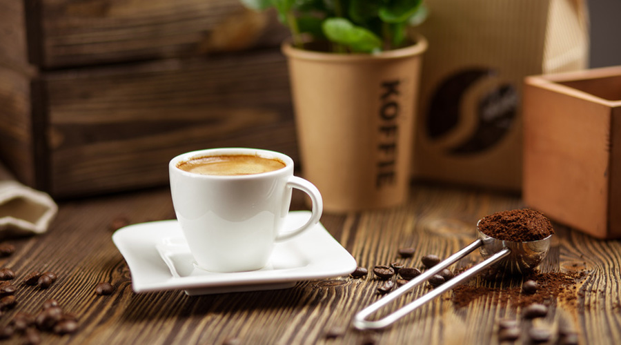 tasse de café posée sur une table en bois