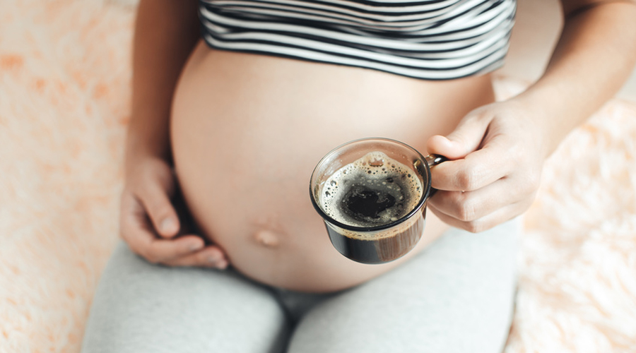 femme enceinte boit du café