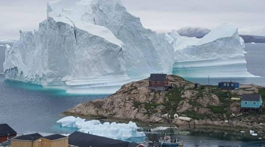 Un iceberg de 100 mètres de haut menace un village du Groenland