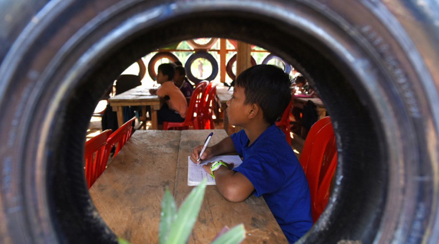 école contruite avec des déchets au Cambodge