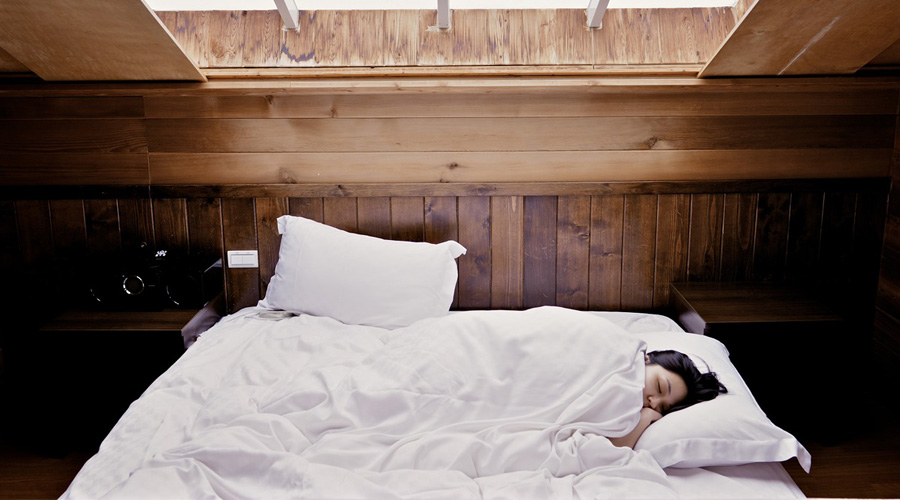 Sommeil : dormir moins de 6h par nuit pourrait augmenter le risque de maladies cardiovasculaires