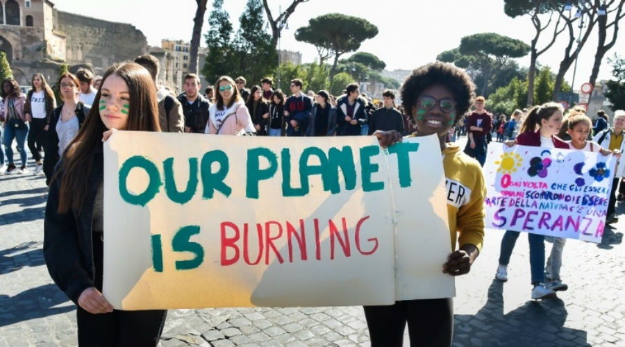La jeunesse mondiale dans la rue pour sauver la planète (Images)