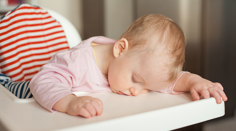 Sommeil : pourquoi les enfants s’endorment n’importe où et dans de drôles de positions ?