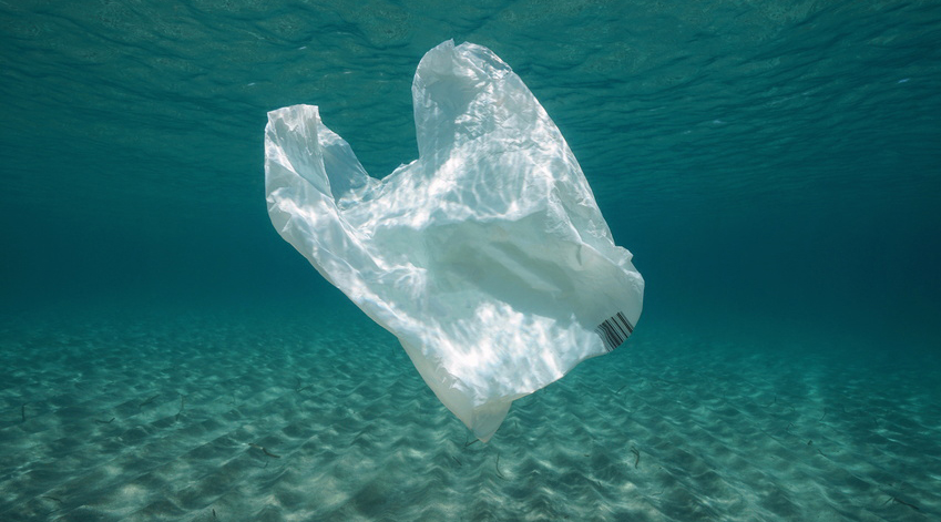 Des millions de tonnes de plastique sont rejetées en mer chaque année mais seule une petite partie est visible.