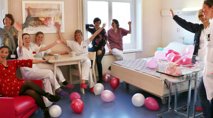Depuis peu, la maternité du Groupe Hospitalier mutualiste de Grenoble propose aux parents des chambres avec lits doubles.