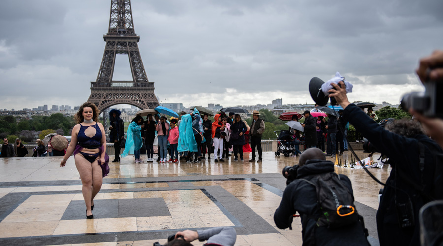 Elles défilent devant la tour Eiffel contre les diktats de la mode