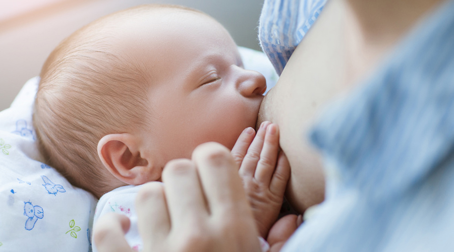 femme allaitement bébé