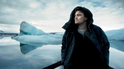 Leonardo DiCaprio devant un iceberg