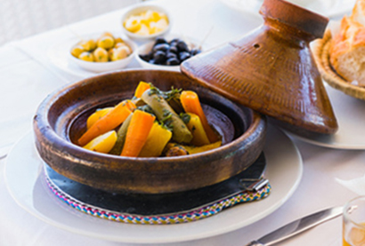 Tajine de poulet aux carottes et aux olives